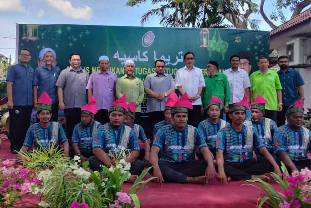 Hilmi (tengah) bergambar bersama kumpulan dikir barat yang juga kakitangan Majli Perbandaran Kota Bharu sempena Meraikan Petugas Kebersihan MPKB -BRI Sempena Aidilfitri 1445H/2024M pada Ahad.