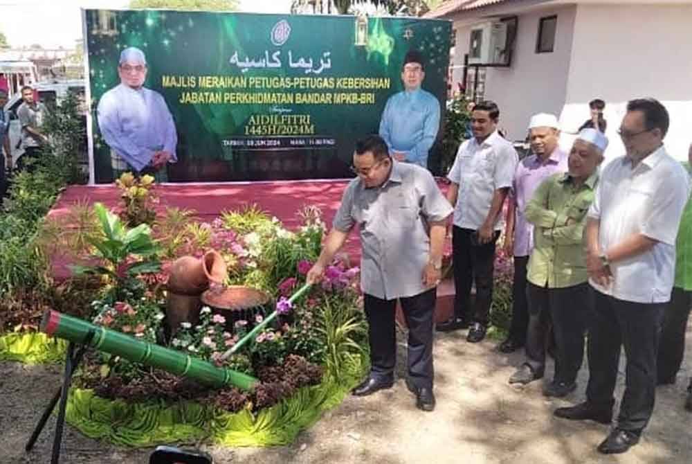 Hilmi ketika melakukan gimik sempena Meraikan Petugas Kebersihan MPKB -BRI Sempena Aidilfitri 1445H/2024M pada Ahad.