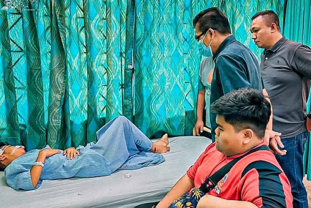 Salah seorang mangsa terlibat dalam nahas dirawat Hospital Muadzam Shah pada Ahad.