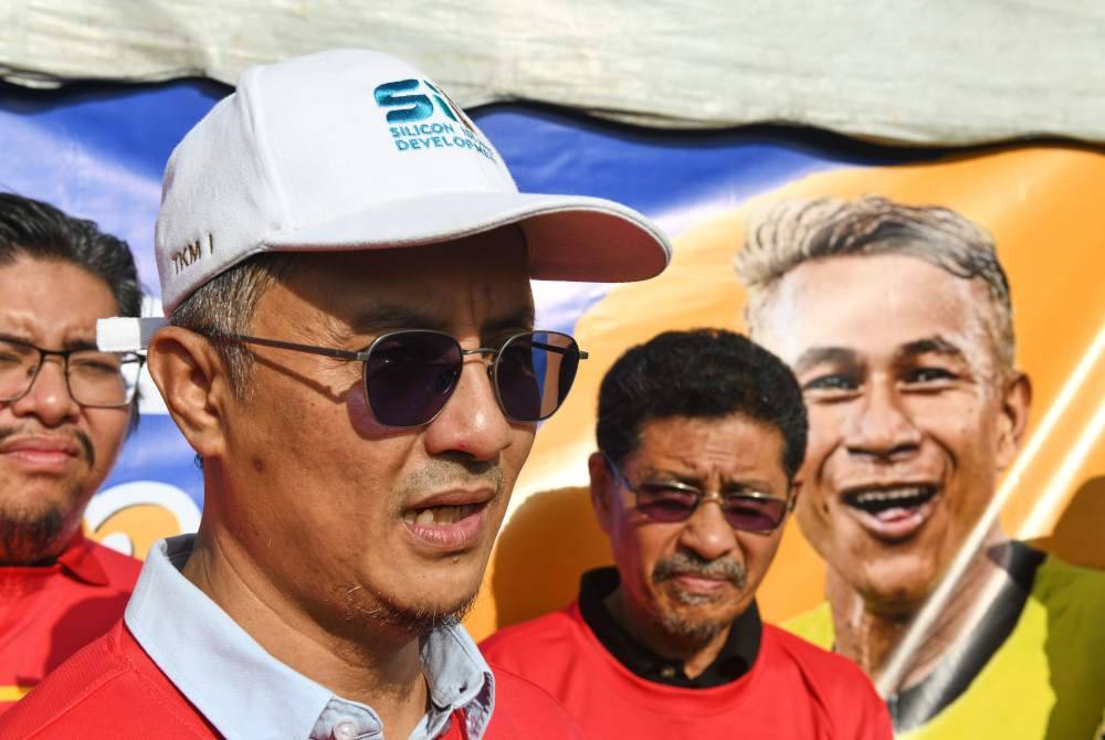 Timbalan Ketua Menteri I Pulau Pinang, Datuk Dr Mohammad Abdul Hamid ditemubual pemberita pada Program Klinik Bola Sepak dan Kenduri Kesyukuran Faisal Halim di Padang Mengkuang Titi, Penanti pada Ahad. Foto Bernama