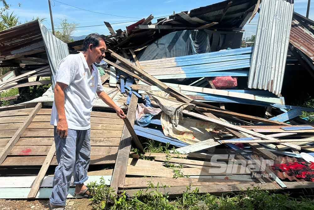 Sisa kayu rumah yang dipukul ribut. Foto Sinar Harian