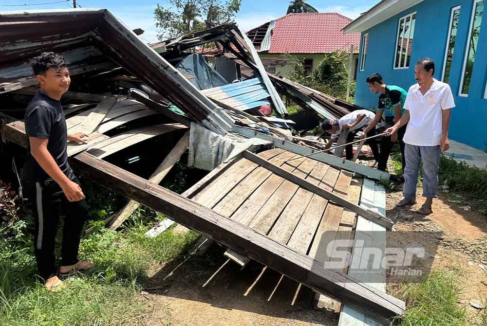 Mangsa ribut di Kampung Kok Berangan menunjukkan rumah yang ranap. Foto Sinar Harian