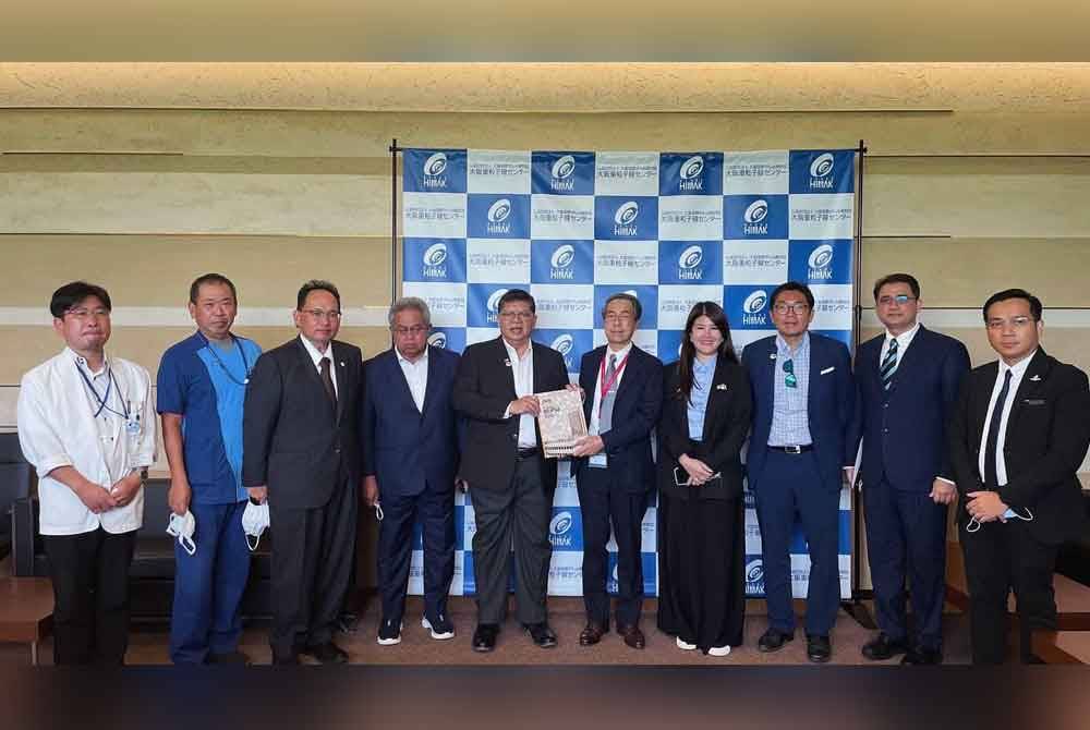 Deligasi Malaysia yang turut serta dalam lawatan ke Osaka Heavy Ion Therapy Center, Jepun
