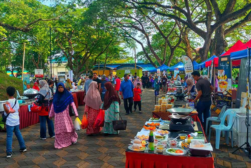 Antara pengunjung yang tidak melepaskan peluang mendapatkan makanan pilihan di festival tersebut.