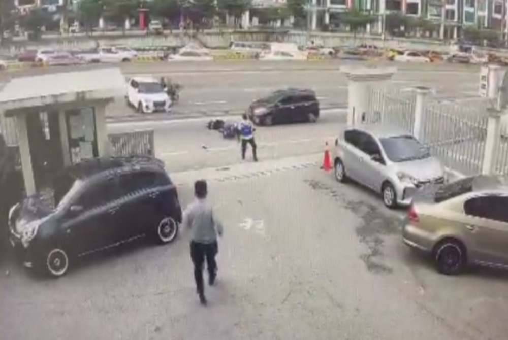 Video tular memaparkan insiden kemalangan di Lebuhraya Kajang SILK, di sini, pada Jumaat.