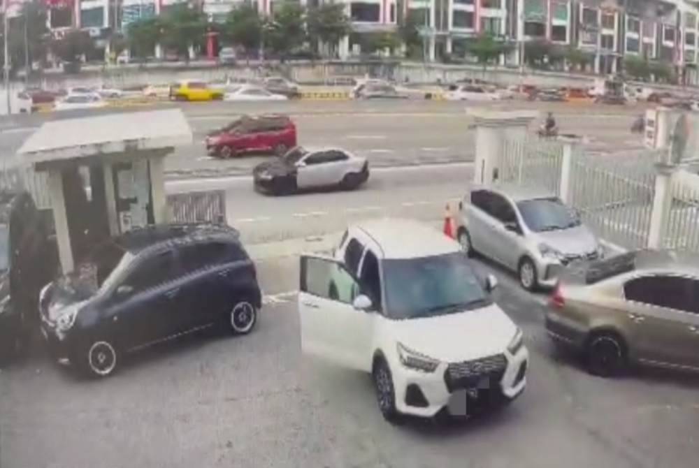 Video tular memaparkan insiden kemalangan di Lebuhraya Kajang SILK, di sini, pada Jumaat.
