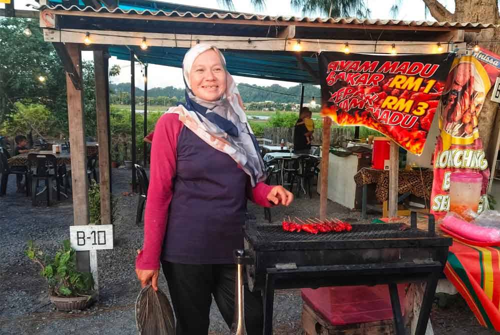 Terdapat 22 buah gerai beroperasi di sepanjang jalan persisiran Pulau Ketam.