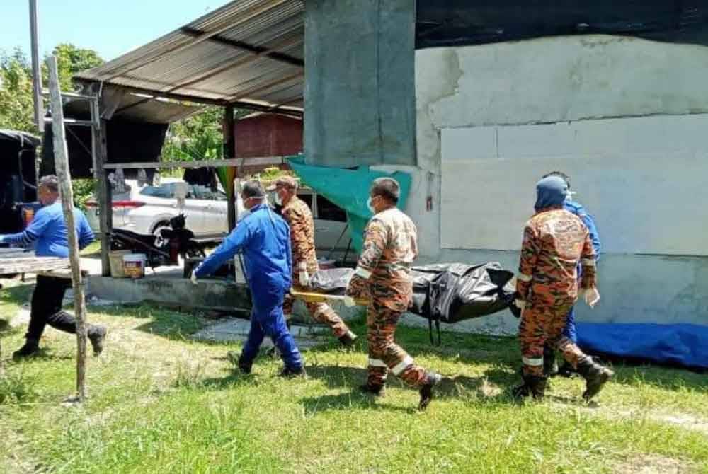 Operasi membawa naik mayat wanita warga emas itu dilakukan sebaik sahaja pasukan dari Jabatan Siasatan Jenayah Ibu Pejabat Polis Daerah (IPD) Sarikei.