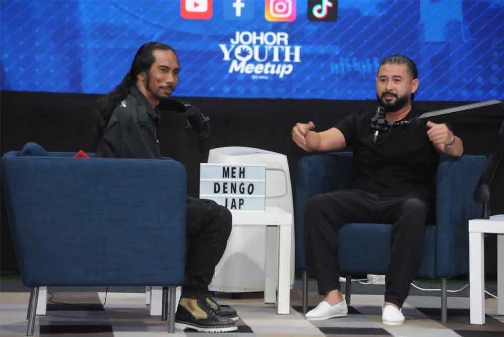 Tunku Mahkota Ismail (kanan) menjadi tetamu dalam sesi podcast sempena Program Johor Youth Meet-up di Kompleks Sukan Educity, Iskandar Puteri pada Ahad.