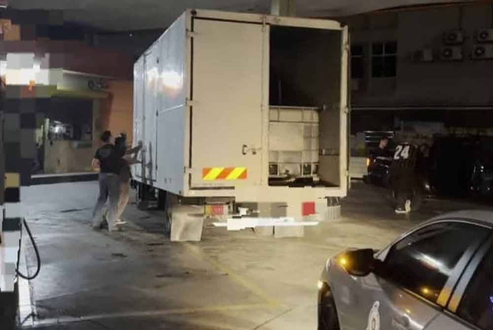 KPDN Selangor mengesan kegiatan lelaki disyaki seleweng diesel di sebuah stesen minyak di Klang pada Ahad.