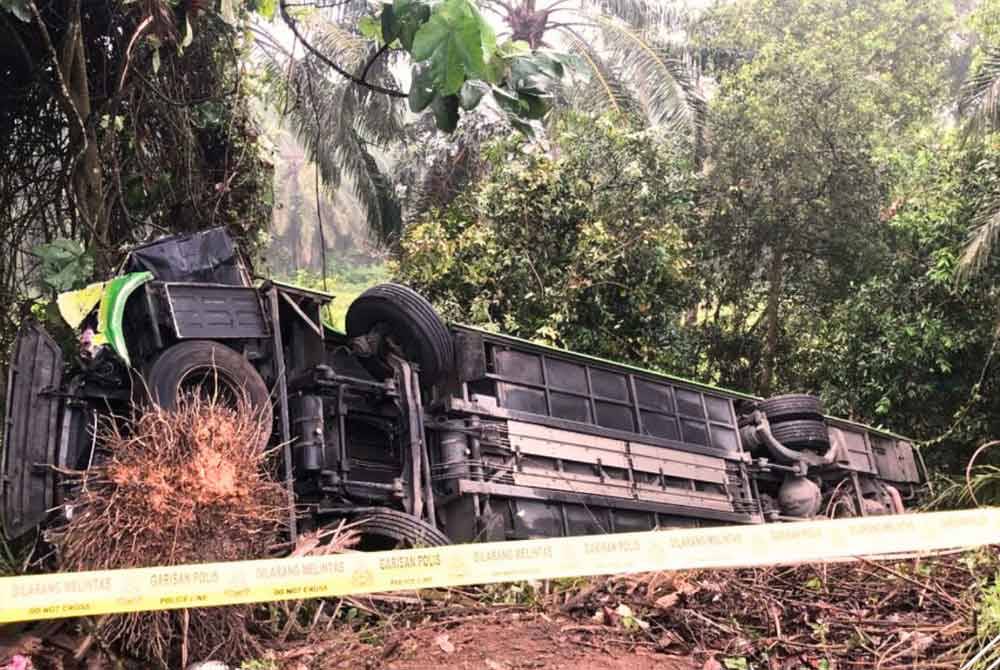 Bas yang membawa 39 penumpang termasuk dua pemandu terbalik di cerun jalan selepas hilang kawalan dan melanggar sebuah treler yang membawa muatan gelung besi.