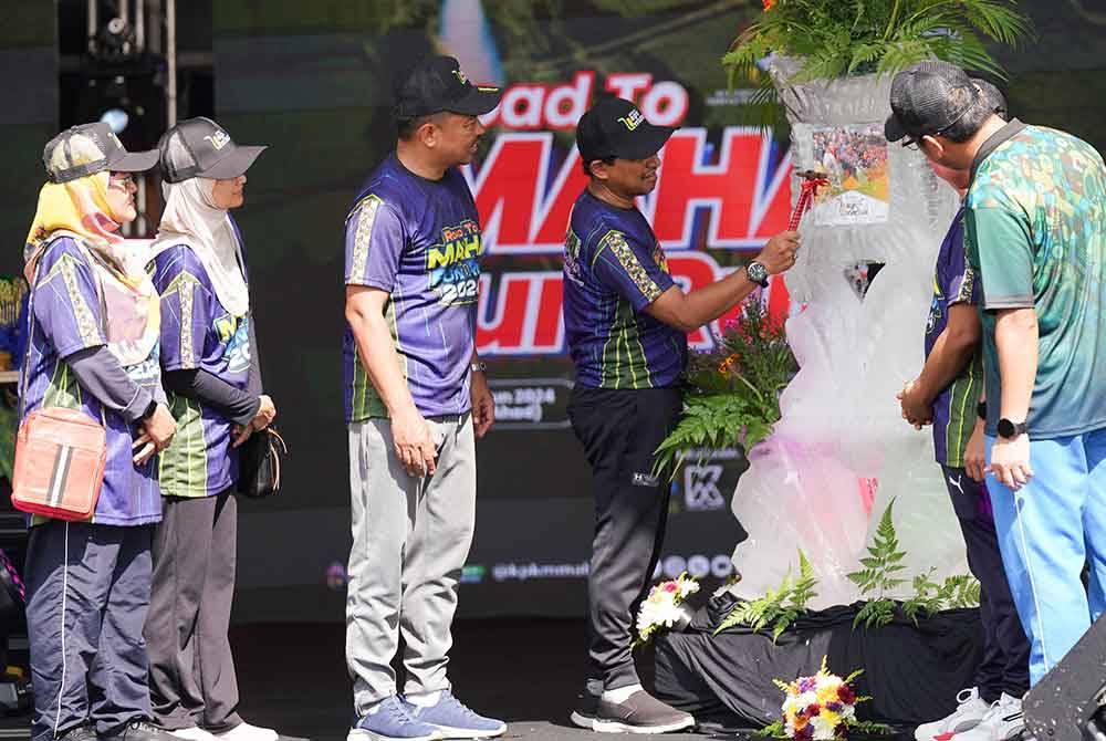 Lokman Hakim (tengah) merasmikan Karnival Sambutan Setahun Program Jualan Agro Madani dan Road To MAHA Fun Run 2024 sempena Peluncuran MAHA 2024 yang diadakan di Tapak Pasar Tani MAEPS, Serdang pada Ahad. Foto Sinar Harian-ROSLI TALIB