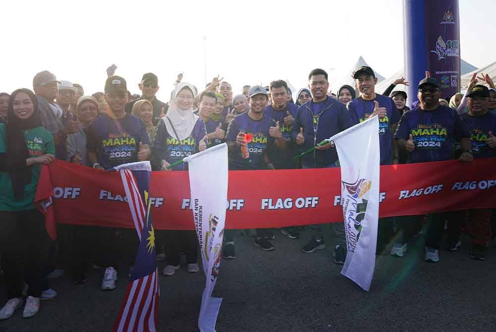 Lokman Hakim bergambar bersama peserta pada Karnival Sambutan Setahun Program Jualan Agro Madani dan Road To MAHA Fun Run 2024 sempena Peluncuran MAHA 2024 yang diadakan di Tapak Pasar Tani MAEPS, Serdang pada Ahad. Foto Sinar Harian-ROSLI TALIB