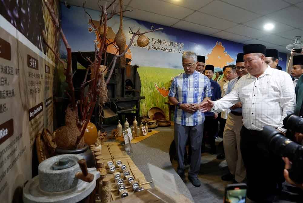 Allen (kanan) mengiringi Al-Sultan Abdullah (kiri) semasa lawatan baginda ke Muzium Padi Sekinchan pada 5 Januari lalu.