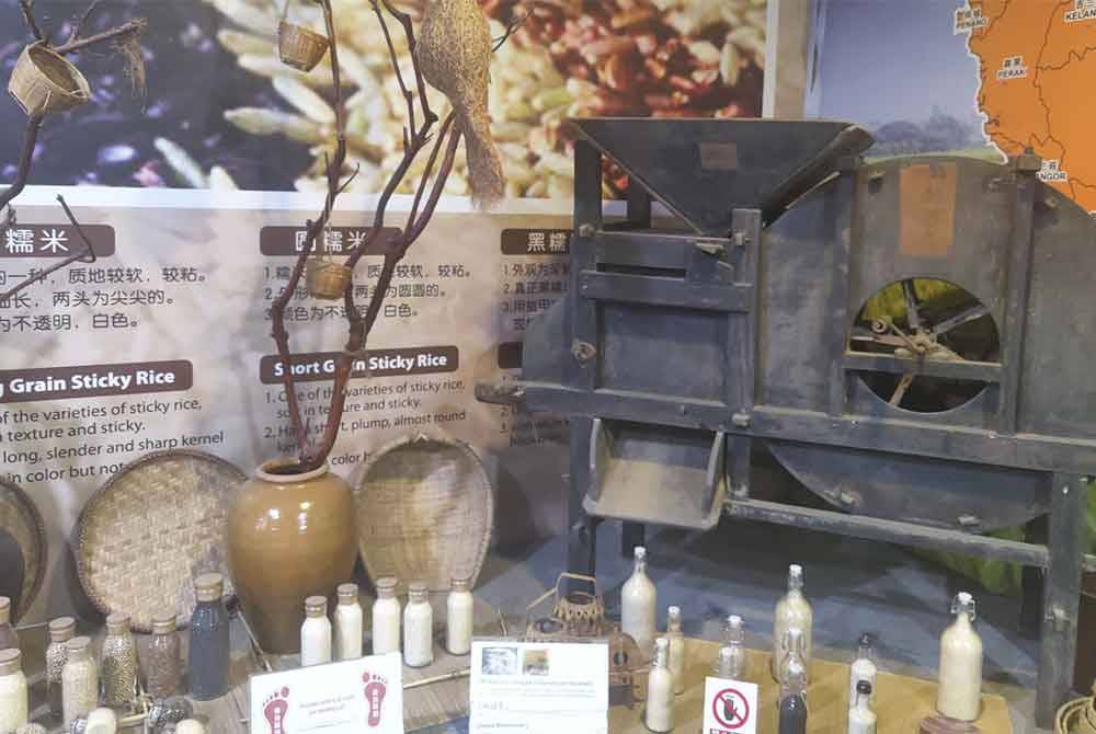 Kipas padi yang digunakan untuk memisahkan isi padi dan hampa antara yang dipamerkan kepada pengunjung.