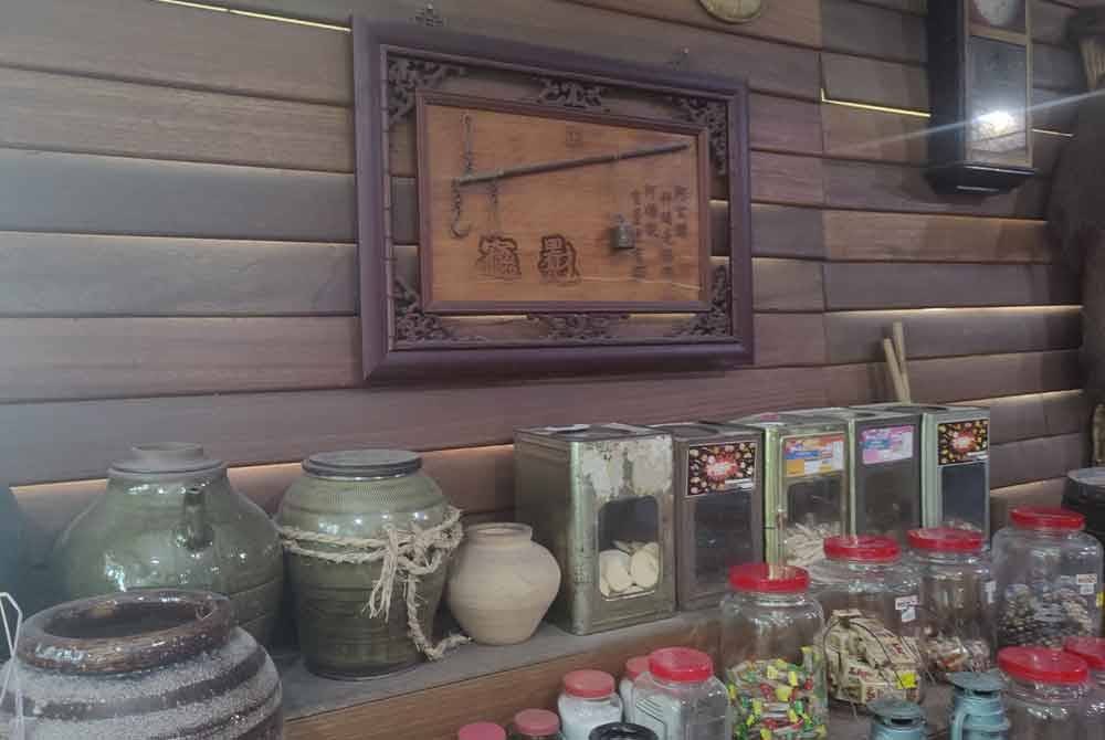 Gambaran sebuah kedai Cina lama yang menjual biskut dan gula-gula antara tarikan di Muzium Padi Sekinchan.