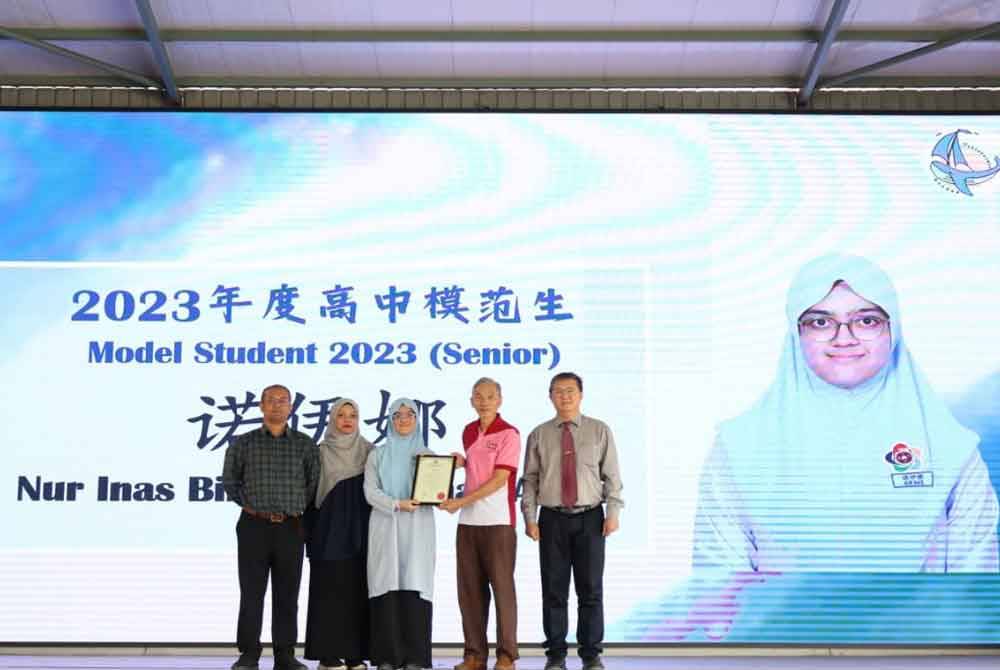 Nur Inas (tiga dari kiri) meraih penghargaan Pelajar Model Sekolah Menengah 2023 selepas meraih keputusan cemerlang SPM 2023.