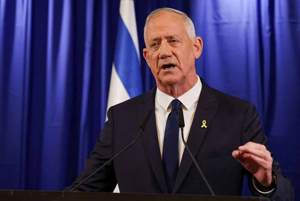 Gantz mengumumkan peletakan jawatan itu dibuat dengan 'hati yang berat'.