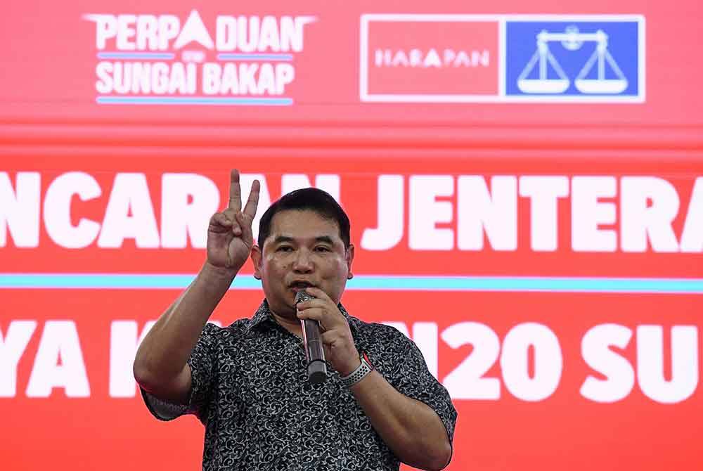 Rafizi berucap pada Majlis Pelancaran Jentera Kerajaan Perpaduan bagi Pilihan Raya Kecil (PRK) Sungai Bakap di sini, malam Ahad. Foto Bernama