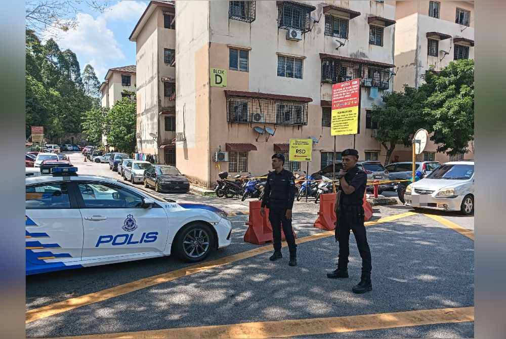 Pihak polis menutup laluan masuk ke rumah yang disewa oleh ibu bapa arwah Zayn Rayyan di Apartment Idaman, Damansara Damai, Petaling Jaya Selangor pada Isnin. Foto SInar harian/Hisyamuddin Ayub
