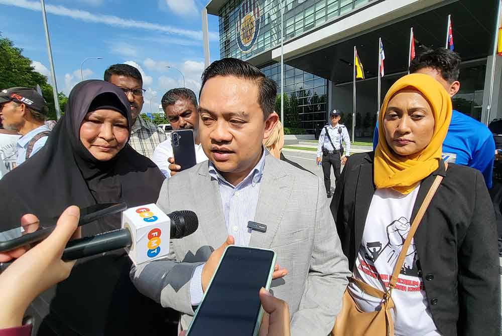 Wan Saiful (tengah) ketika ditemui media di hadapan Menara KWSP pada Isnin.