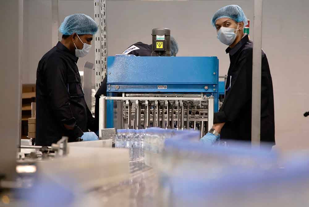 Zamazemah Co., iaitu satu daripada syarikat yang dipertanggungjawabkan kerajaan Arab Saudi untuk memproses air zamzam bagi diedarkan secara percuma kepada setiap jemaah haji musim ini. Foto Bernama