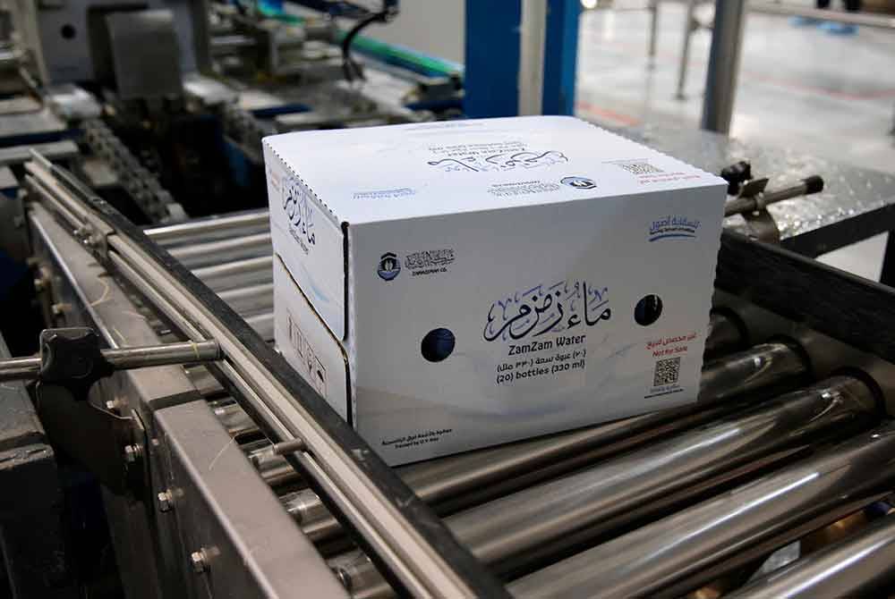 Syarikat Zamazemah Co. mengeluarkan 240,000 botol minuman air zamzam 330ml setiap hari dan menyasarkan mengeluarkan 1.8 juta karton air zamzam pada musim haji kali ini. Foto Bernama