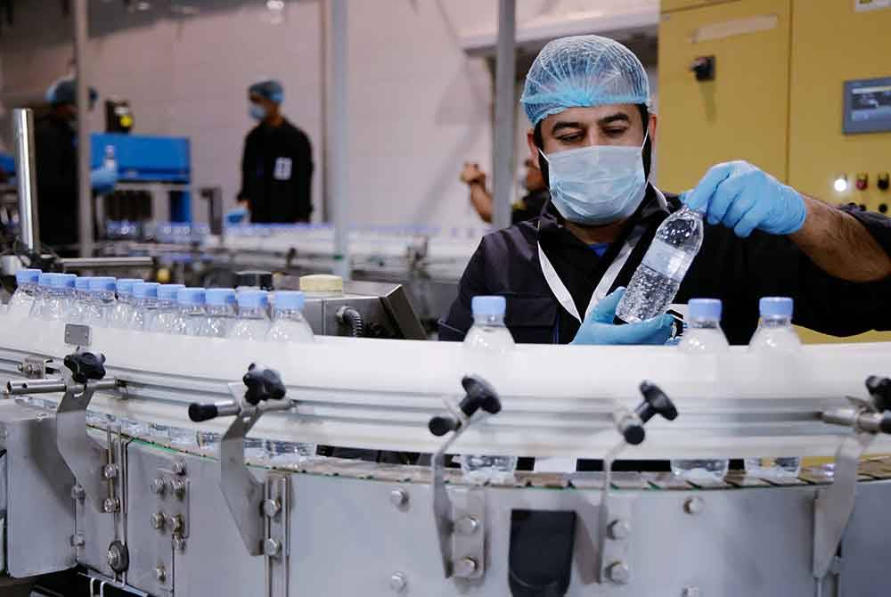 Syarikat Zamazemah Co. mengeluarkan 240,000 botol minuman air zamzam 330ml setiap hari dan menyasarkan mengeluarkan 1.8 juta karton air zamzam pada musim haji kali ini. Foto Bernama