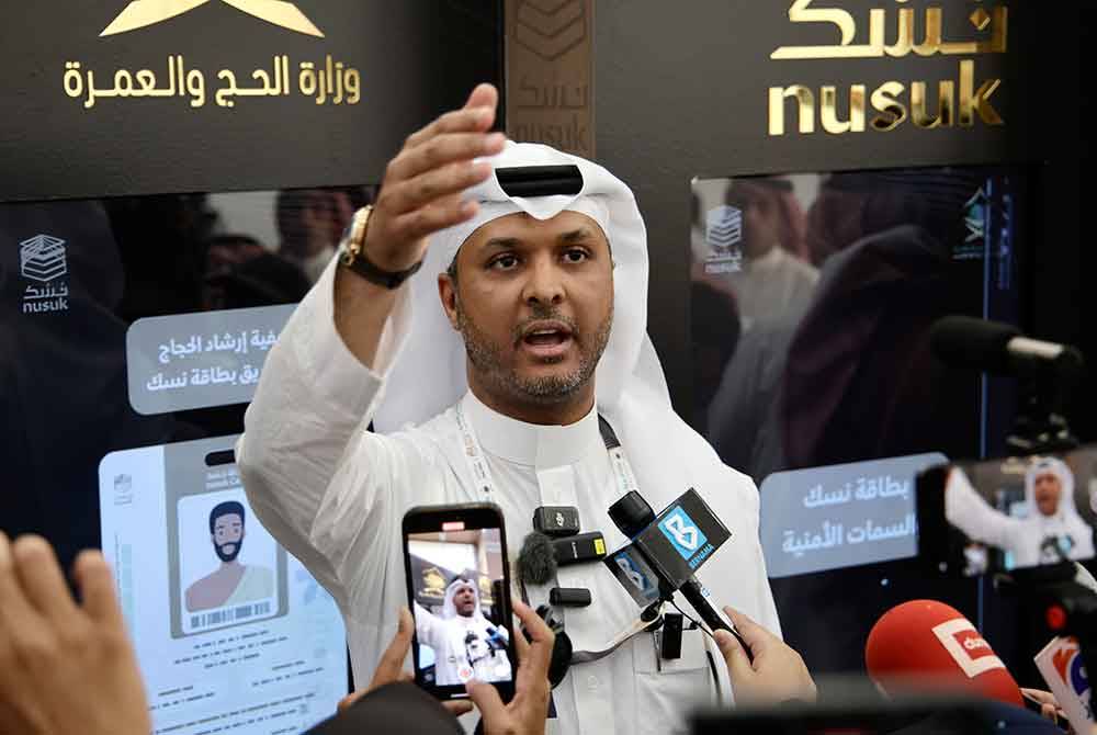 Dr Esam Qattani memberi penerangan kepada media semasa di Pusat Perkhidmatan Kad Nusuk di sini. Foto Bernama