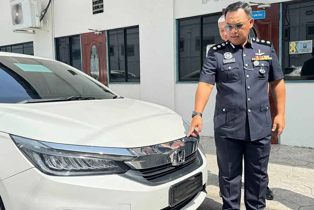 Sebuah kereta Honda City turut disita daripada suspek.