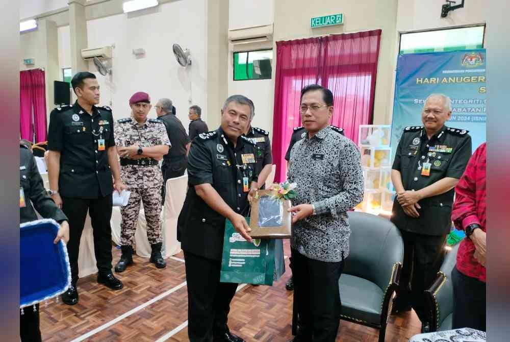 Azman (kanan) merasmikan Majlis Anugerah Kecemerlangan SPM Sekolah Integriti dan Sekolah Henry Gurney 2023 di Kompleks Penjara Kluang pada Isnin.