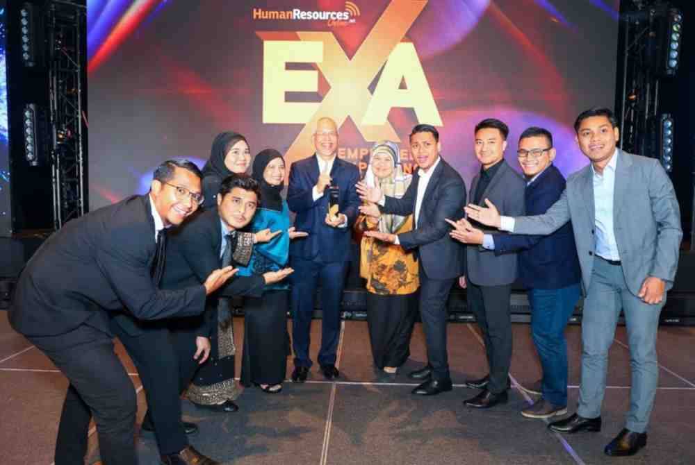Mahmud (lima dari kiri) dinobatkan sebagai penerima anugerah ‘Most Inspiring Leader’ Employee Experience Awards (EXA) Malaysia 2024.