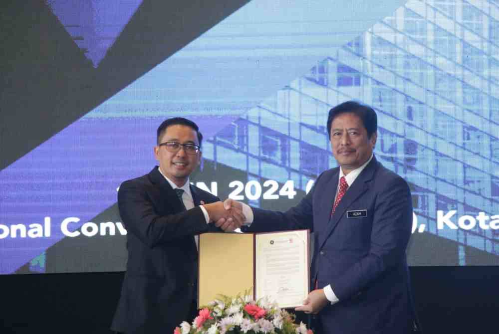 Azam (dua dari kanan) ketika menandatangani perjanjian persefahaman antara SESB dan SPRM dan Ikrar Bebas Rasuah, di SICC, Kota Kinabalu.
