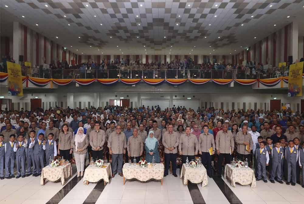 Saarani (tengah) bersama tetamu yang hadir ketika Majlis Pembentangan Laporan Kemajuan Tahun Kedua Perak Sejahtera 2030 di Dewan Merdeka, Seri Manjung di sini pada Isnin.
