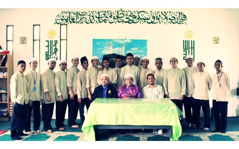 Sallehuddin (duduk, tengah) antara tokoh yang berjasa besar dalam menaik taraf pengajian al-Quran dan pengajian tahfiz di negara ini. FOTO: ABU NUHA CORNER