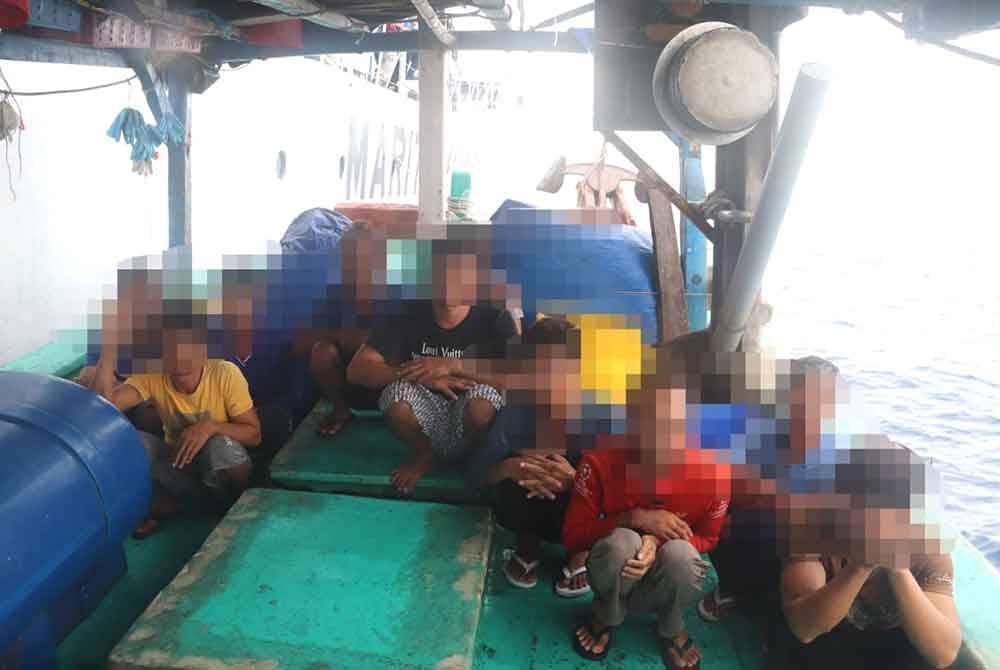 Tekong dan kru bot nelayan Vietnam berusia lingkungan 30 hingga 60 tahun ditahan setelah gagal mengemukakan sebarang pengenalan diri yang sah.