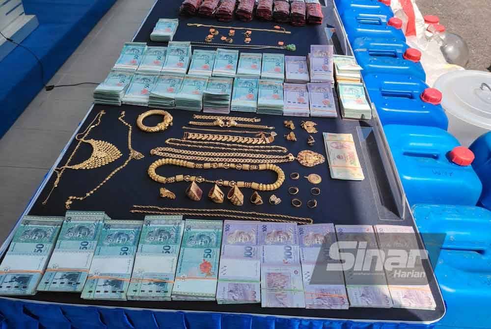 Polis menyita wang tunai dan barang kemas susulan tumpasnya sindiket edar dadah dalam serbuan di sekitar Lembah Klang, Rabu lalu.