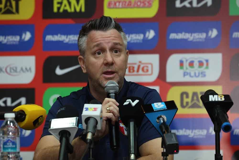 Ketua Jurulatih Taiwan, Gary White pada sidang akhbar pra-perlawanan antara Malaysia dan Taiwan bagi Kelayakan Piala Dunia 2026 / Piala Asia 2027 di Wisma FAM, di sini pada Isnin. Foto Bernama