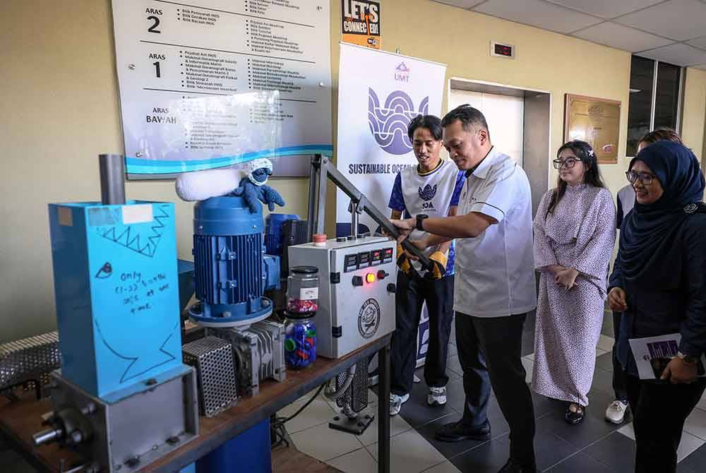 Menteri Sumber Asli dan Kelestarian Alam Nik Nazmi Nik Ahmad (tiga, kanan) mencuba peralatan kitar semula plastik yang dihasilkan mahasiswa pada Majlis Pelancaran World Oceans Week (WOW) dan Forum Kelestarian Alam sempena Jelajah Kelestarian Alam di Universiti Malaysia Terengganu (UMT), hari ini.