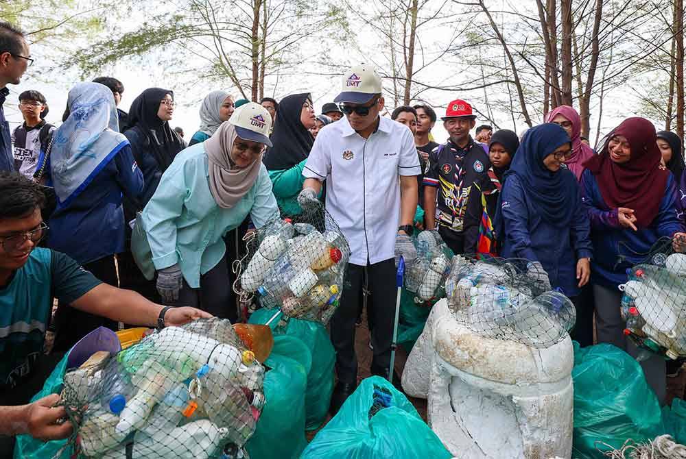 Menteri Sumber Asli dan Kelestarian Alam Nik Nazmi Nik Ahmad (tengah) meninjau plastik yang dikutip mahasiswa di sekitar pantai pada Majlis Pelancaran World Oceans Week (WOW) dan Forum Kelestarian Alam sempena Jelajah Kelestarian Alam di Universiti Malaysia Terengganu (UMT), hari ini.