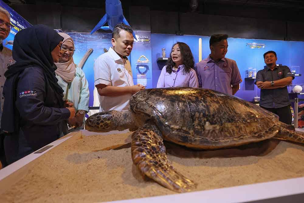 Menteri Sumber Asli dan Kelestarian Alam Nik Nazmi Nik Ahmad (empat, kanan) melawat galeri pameran Institut Oseanografi dan Sekitaran (INOS) pada Majlis Pelancaran World Oceans Week (WOW) dan Forum Kelestarian Alam sempena Jelajah Kelestarian Alam di Universiti Malaysia Terengganu (UMT), hari ini.