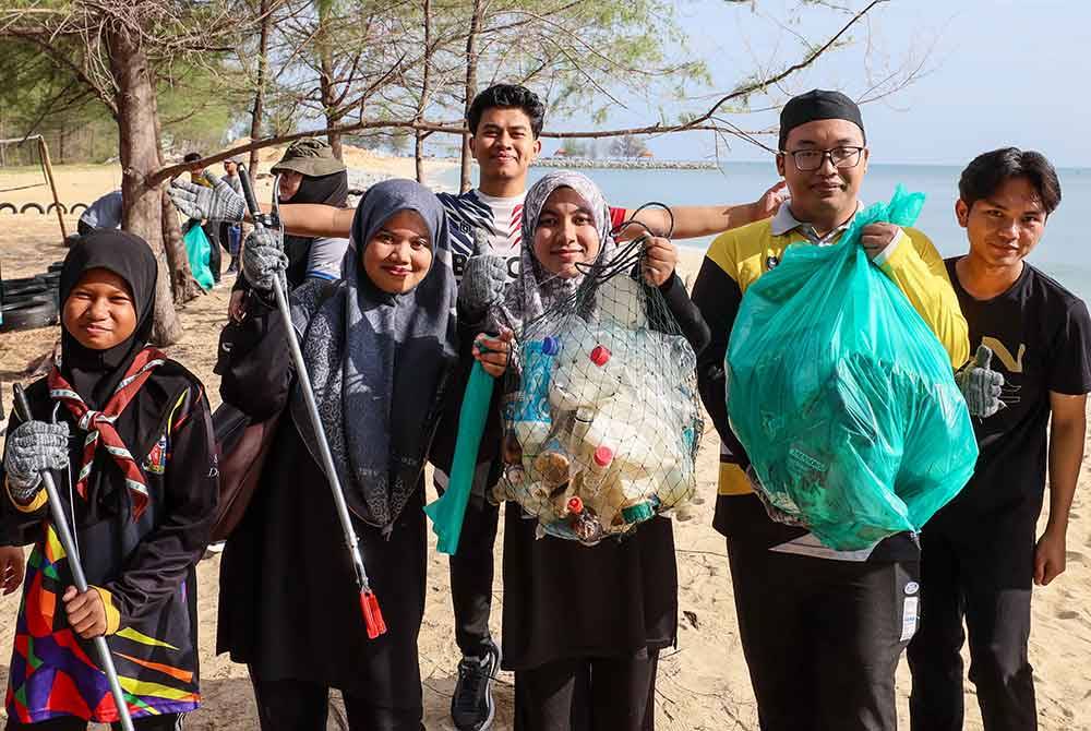 Sukarelawan dan mahasiswa menunjukkan sampah sarap yang dikutip di sekitar pantai pada Majlis Pelancaran World Oceans Week (WOW) dan Forum Kelestarian Alam sempena Jelajah Kelestarian Alam di Universiti Malaysia Terengganu (UMT), hari ini.