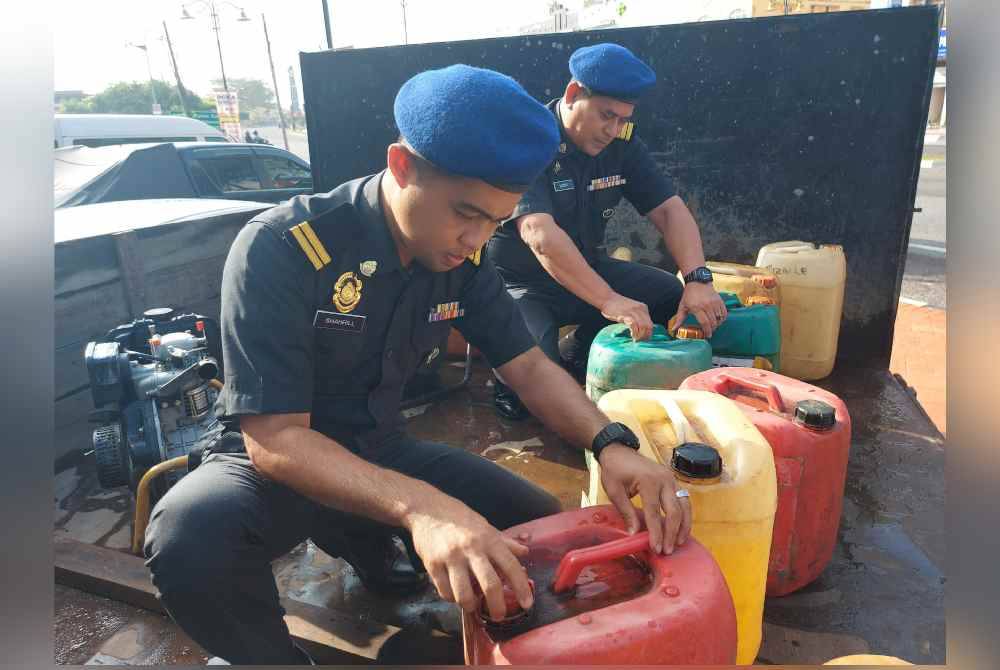 Minyak diesel diisi di dalam tong plastik berkapasiti 25 liter yang dipercayai untuk pengoperasian jentera berat bagi kerja-kerja mengorek pasir.