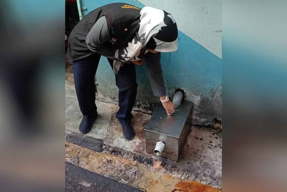 Salah seorang penguat kuasa kesihatan MDSB membuat pemeriksaan di salah sebuah premis makanan di daerah Sabak Bernam.