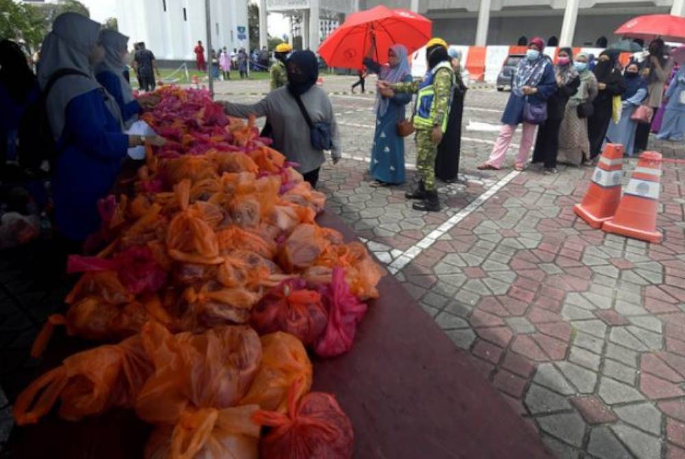 DAGING atau anggota haiwan korban tidak boleh dijadikan sebagai upah kerana ia akan menyebabkan pemberian daging korban itu berstatus jual beli. -Gambar hiasan/ Foto: Bernama