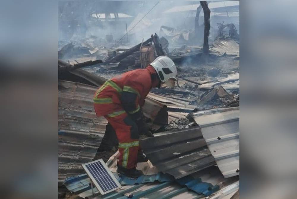 Pasukan bomba hadir ke lokasi kebakaran di kawasan penempatan setinggan atas air bersebelahan Kampung Kalansanan, Inanam, Kota Kinabalu.