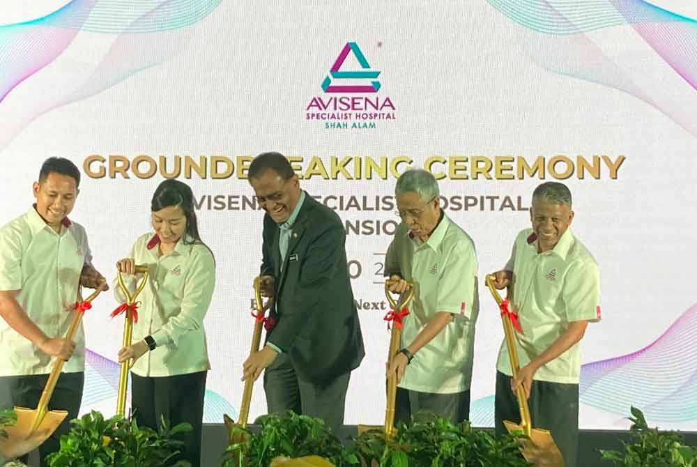 Gimik pelancaran yang dilakukan oleh Dzulkefly (tengah), Ketua Pegawai Eksekutif Hospital Pakar Avisena, Elina Nadia Omar (dua dari kiri) dan ahli-ahli lembaga semasa Majlis Pelancaran Pecah Tanah Bangunan Tambahan di Hospital Pakar Avisena Shah Alam pada Isnin.