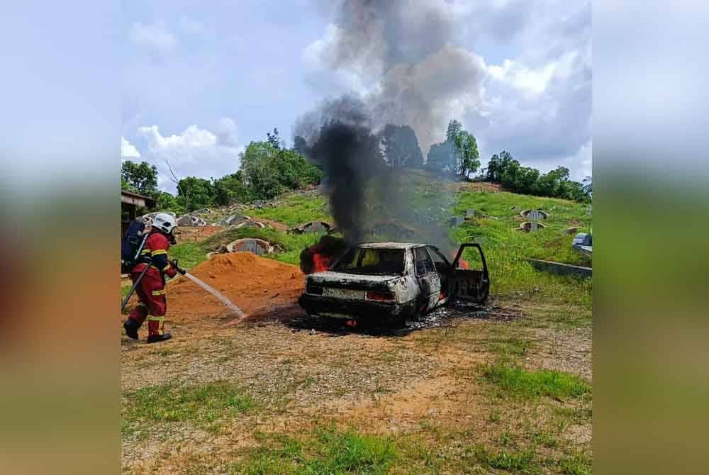Seorang individu ditemui rentung dalam sebuah kereta jenis Proton Iswara yang terbakar berhampiran tanah perkuburan Cina, Bagan Serai pada Isnin. Foto Bomba Perak