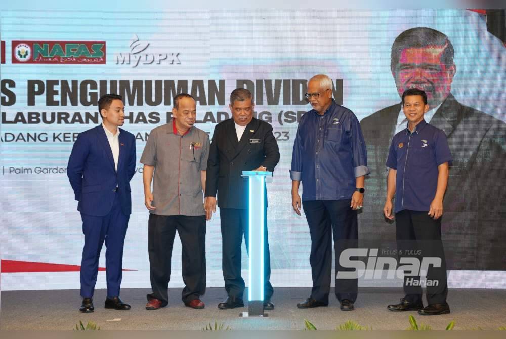 Mohamad (tengah) ketika melancarkan pengumuman Kadar Dividen Skim Pelaburan Khas Peladang - Dana Peladang Kebangsaan pada Isnin. Foto Sinar Harian - ROSLI TALIB