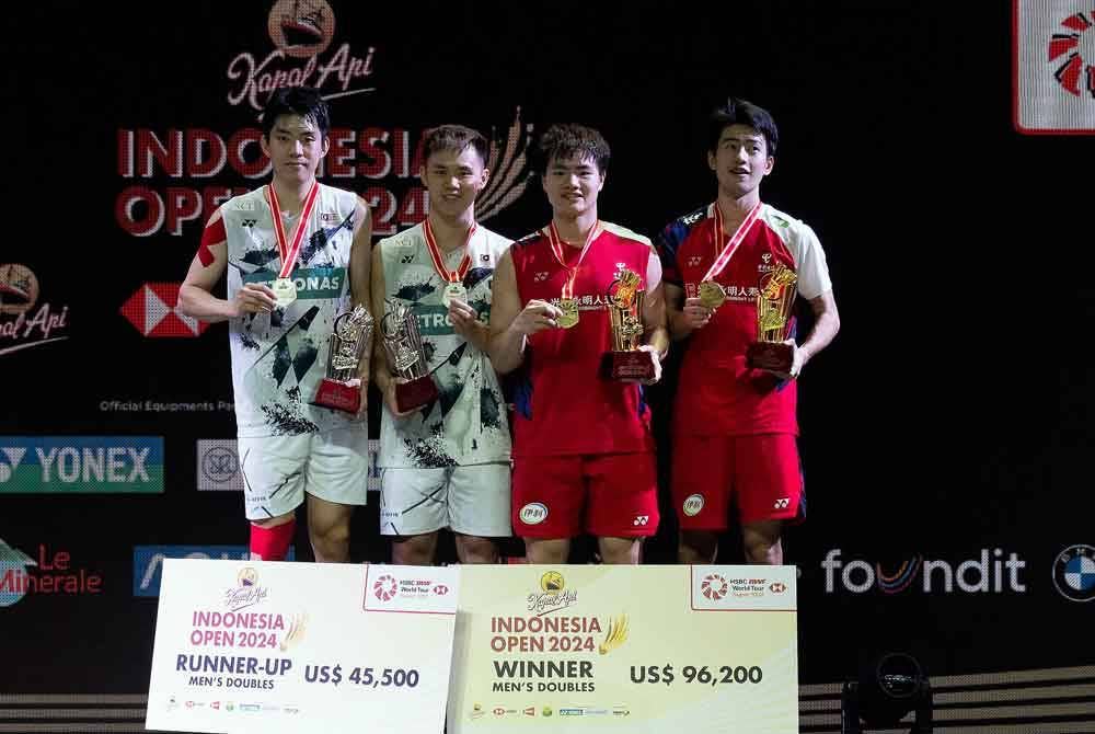 Wei Chong (kiri) dan Wun Tee bersama Wei Keng-Wang Chang pada upacara penyampaian hadiah selepas aksi final Terbuka Indonesia di Jakarta.